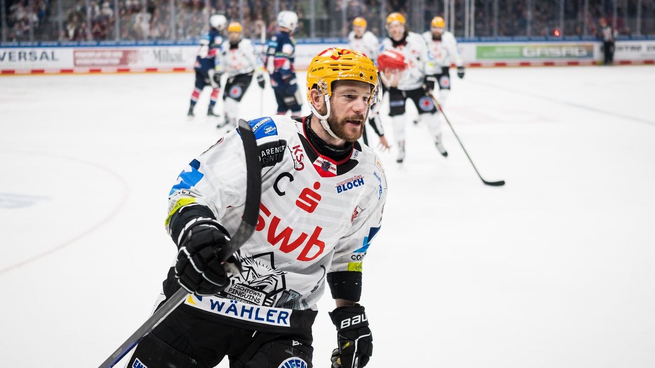 Eishockey-Kapitän Jan Urbas der Fischtown Pinguins fährt im Finalspiel in Berlin nahe an der Bande entlang nach einem Treffer.