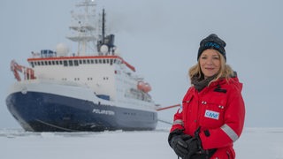 Forscherin Antje Boetius steht neben dem Schiff "Polarstern" in der Arktis.