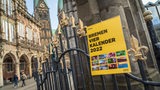 Der gelbe Bremen-Vier-Kalender hängt am Zaun des Rolands auf dem Bremer Marktplatz.