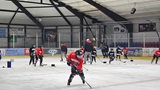 Eishockey-Nachwuchsspieler der U9 und U11 des REV Bremerhaven trainieren in ihrer Ausweichhalle in Sande.