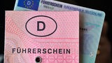 Alter Führerschein liegt über einem EU-Führerschein (Symbolbild)