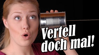 Eine Frau nutzt ein Dosentelefon, dabei steht der Schriftzug "Vertell doch mal"