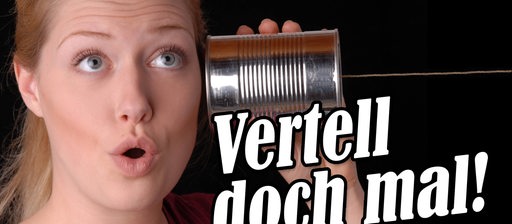 Eine Frau nutzt ein Dosentelefon, dabei steht der Schriftzug "Vertell doch mal"