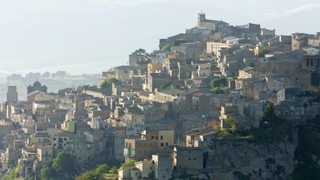 Ein Dorf gebaut auf einem Berg Siziliens.