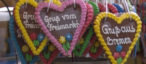 Mehrere Lebkuchenherzen beim Ischa Freimarkt in Bremen.