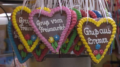 Mehrere Lebkuchenherzen beim Ischa Freimarkt in Bremen.