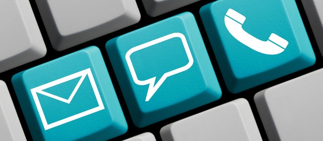 Computertastatur mit blauen Tasten zeigt online Kontakt per E-Mail, Telefon oder persönlich. 