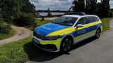 Polizeiwagen steht vor einem Baggersee im Landkreis Diepholz