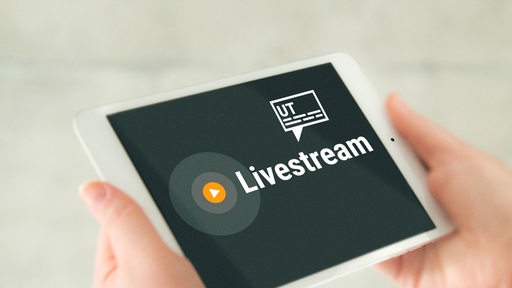 Tablet mit Aufschrift "Livestream" und stilisierten Untertiteln