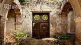 Tür einer halb verfallenen Synagoge