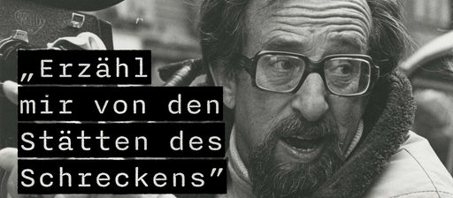 Karl Fruchtmann mit Kamera, darauf der Schriftzug: Erzähl mir von den Stätten des Schreckens