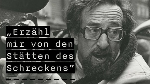 Karl Fruchtmann mit Kamera, darauf der Schriftzug: Erzähl mir von den Stätten des Schreckens