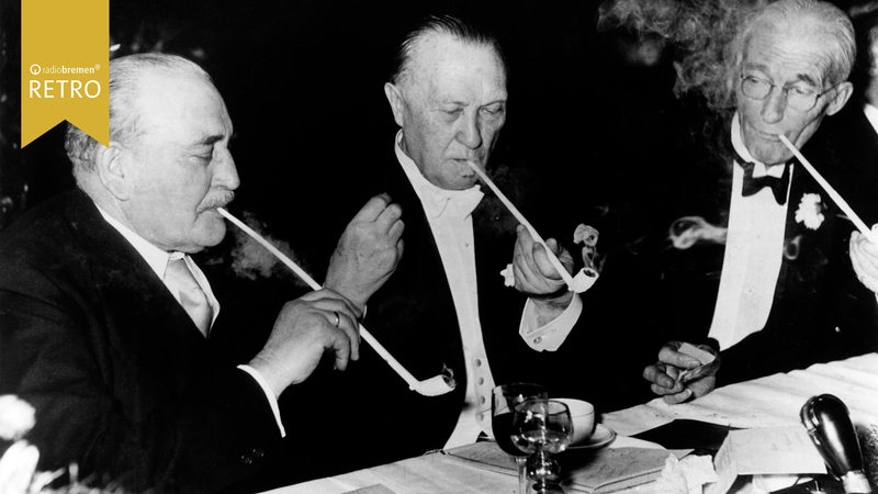 Senatspräsident Carl Wilhelm Kaisern (l), Bundeskanzler Konrad Adenauer (M) und der Vorsteher des "Haus der Seefahrt", Hans Henry Lamotte (r) bei der Schaffermahlzeit am 13.02.1954 in Bremen. 