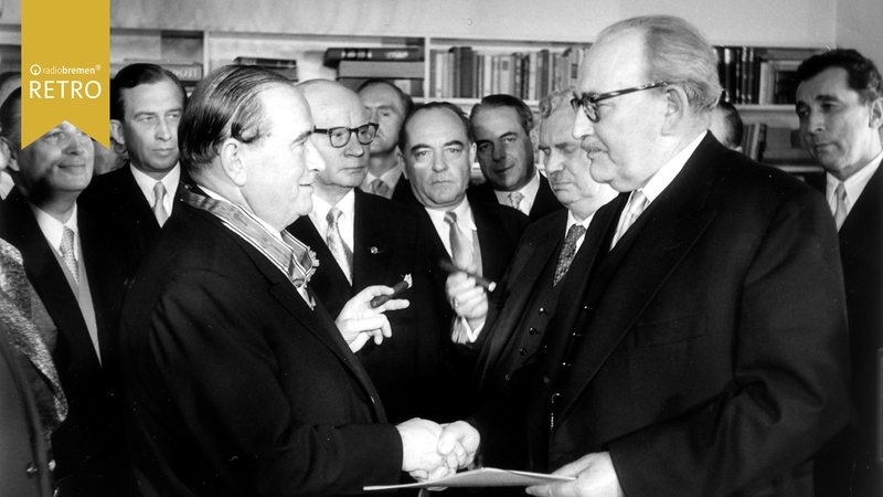 Carl F.W. Borgward erhält vom Bremer Senatspräsidenten Wilhelm Kaisen (r.) das Grosse Verdienstkreuz des Bundesverdienstordens der Bundesrepublik Deutschland für die Verdienste um den Wiederaufbau der deutschen Wirtschaft. 