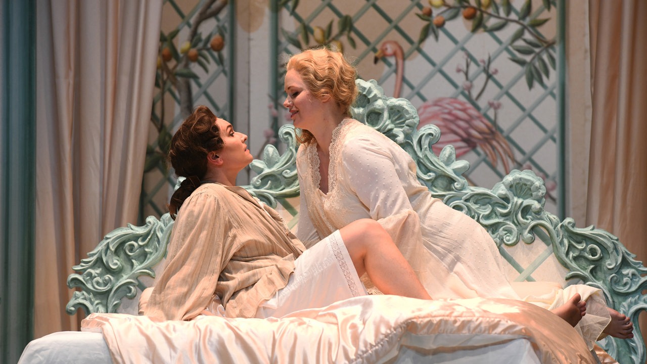 2 Schauspielerinnen auf einem Bett auf der Bühne des Stadttheater Bremerhaven in der Aufführung von "Der Rosenkavalier" 