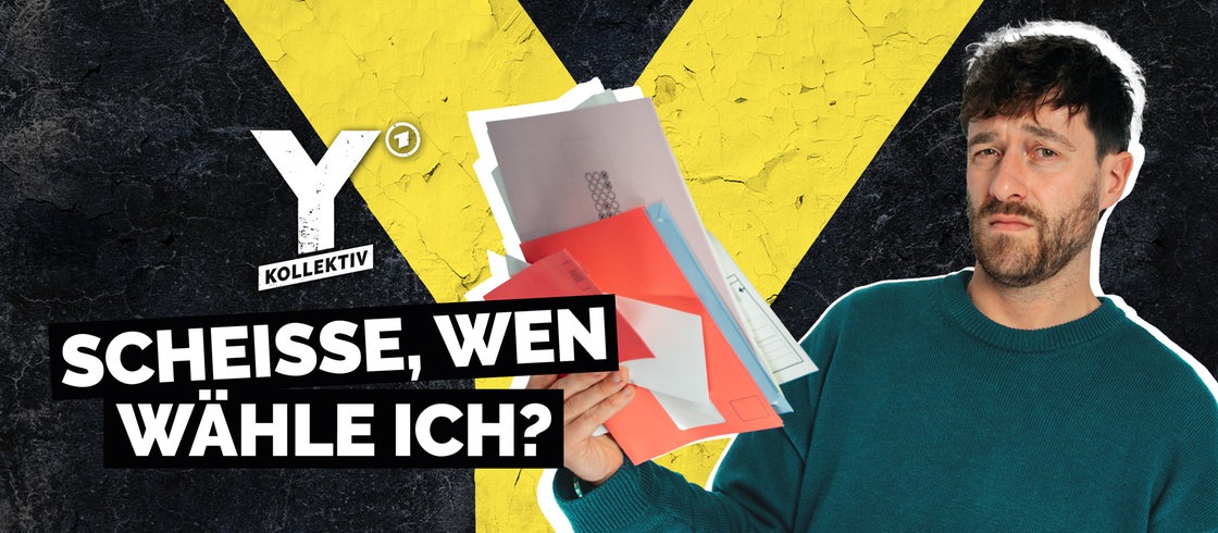 Ein Mann hält einen Wahlbrief für die Bundestagswahl in die Kamera