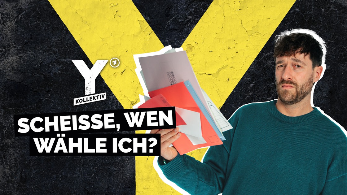 Ein Mann hält einen Wahlbrief für die Bundestagswahl in die Kamera