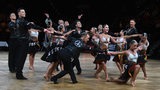 Die Lateinformation des Bremer Grün-Gold-Clubs bei einer Pose ihrer Choreografie "Freedom and Peace" bei der DM in Ludwigsburg.