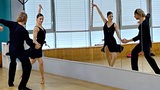Das Latein-Tanzpaar Daniel Dingis und Alessia Gigli vom Grün-Gold-Club trainiert vor einem Spiegel im Tanzsaal.