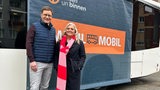 Felix Krömer und Anja Görz am Wahlmobil-Bus von buten un binnen