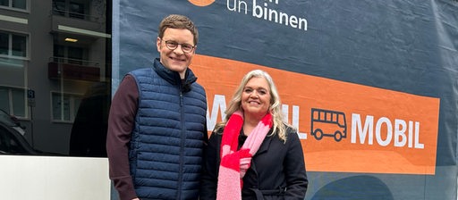 Felix Krömer und Anja Görz am Wahlbus von buten un binnen