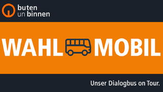 Auf dunkelblauem Hintergrund ist ein organefarbener Streifen zu sehen auf dem die Worte "Wahlmobil" in weißen Lettern zu lesen sind. In der Mitte ist ein Piktrogram von einem Bus abgebildet.