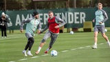 Marvin Ducksch im Training im Zweikampf mit Leonardo Bittencourt.